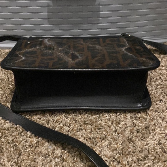 Calvin Klein Crossbody With Chain - Picture 7 of 8